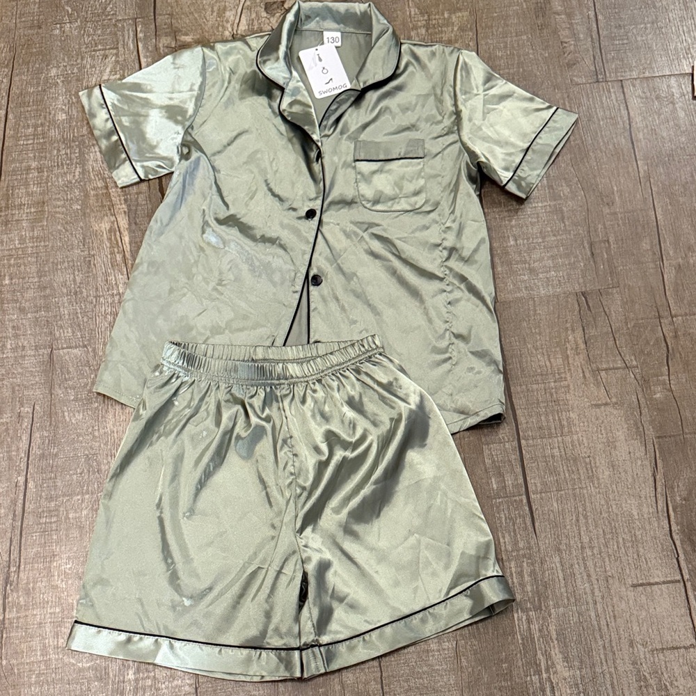 5/$15 Kids Satin Pajama Set in Green girls size 130/6-7